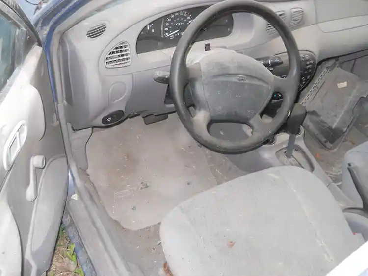 1999 Ford Escort LX - Image 3