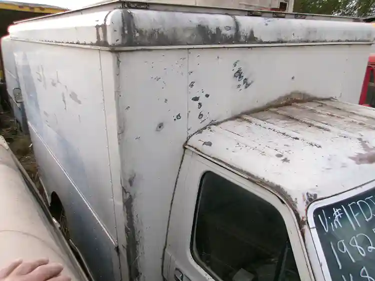 1982 Ford E350 cutaway Box Van - Image 2