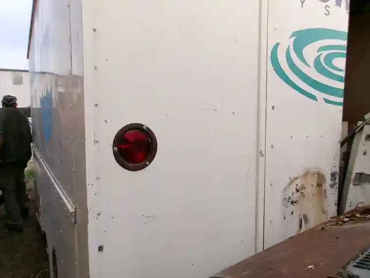 1982 Ford E350 cutaway Box Van - Image 3